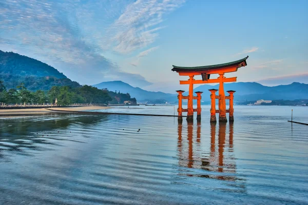 Torii kayan kapı Miyajima, Japonya