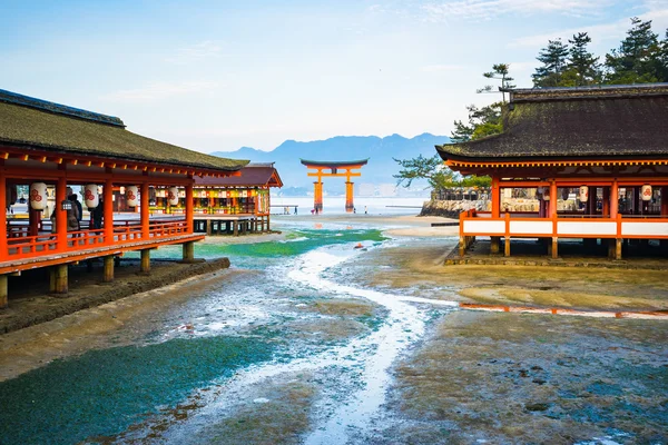 La puerta Torii flotante en Miyajima, Japón — Foto de Stock