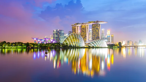 Szingapúr városára és a Marina-öbölre éjjel — Stock Fotó
