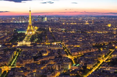 Geceleri Paris 'teki Eyfel Kulesi