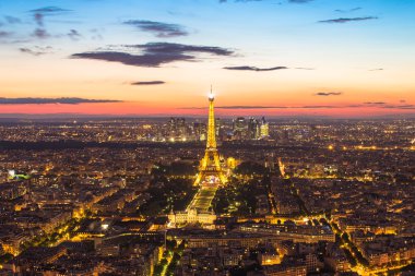 Geceleri Paris 'teki Eyfel Kulesi
