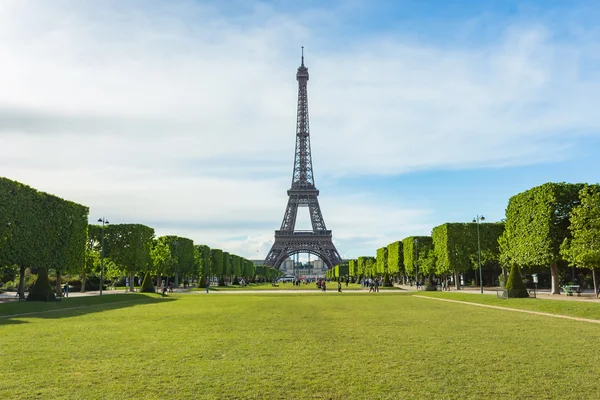 Nyári Párizsban és az Eiffel-torony — Stock Fotó