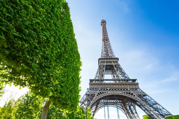Az Eiffel-torony, egy gyönyörű ég, Paris, Franciaország — Stock Fotó