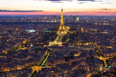 Geceleri Paris 'teki Eyfel Kulesi