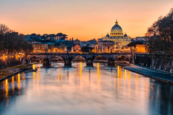 Sunset at Saint Peter's Basilica in Vatican City State — Stock Photo, Image