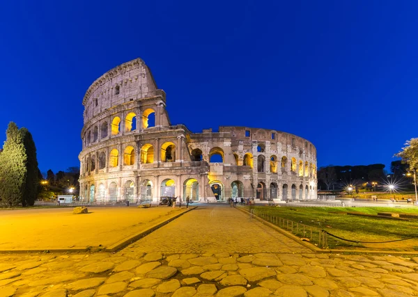 Colosseum in een zomeravond in Rome, Italië — Stockfoto