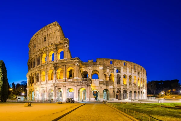 Coliseu em uma noite de verão em Roma, Itália — Fotografia de Stock
