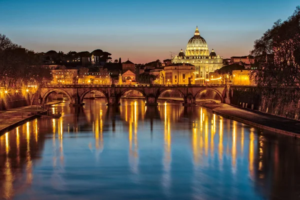 Basilica di San Pietro di notte nello Stato della Città del Vaticano — Foto Stock