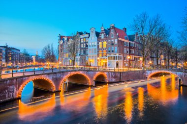 Amsterdam kanalları ile köprü ve tipik Hollanda evleri Netherl içinde