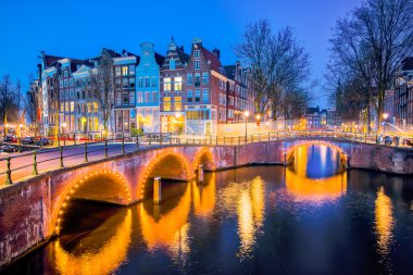 Amsterdam kanalları ile köprü ve tipik Hollanda evleri Netherl içinde