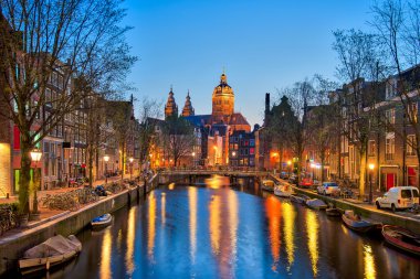 Amsterdam kanalları ile köprü ve tipik Hollanda evleri Netherl içinde