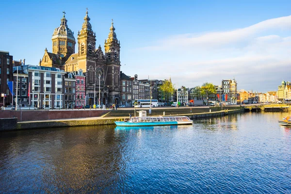 Mañana en la ciudad de los canales de Amsterdam en Holanda — Foto de Stock