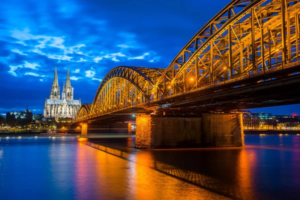 Night at the Cologne Cathedral with Hohenzollern Bridge in Colog — Stock Photo, Image