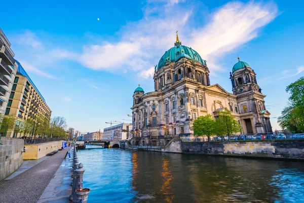 Bonito cielo con la Catedral de Berlín en Berlín, Alemania — Foto de Stock