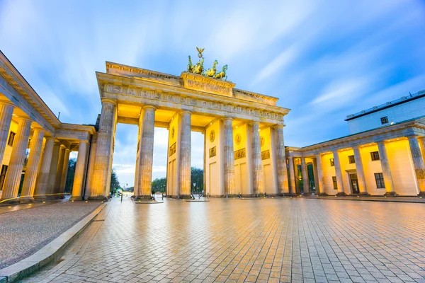 Brandenburger Tor (Puerta de Brandenburgo) en Berlín Alemania por la noche — Foto de Stock