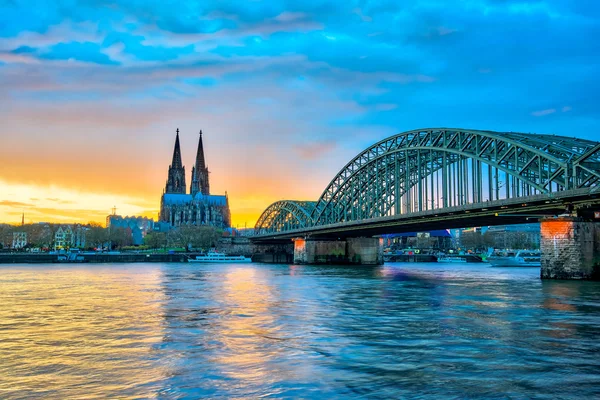 Кельнський собор з Гогенцоллерн мосту в Кельні, Німеччина Ліцензійні Стокові Фото