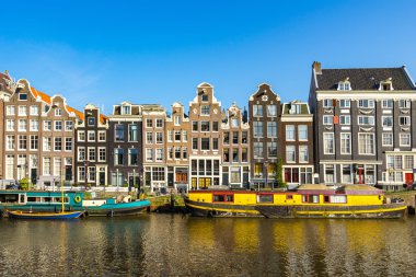 Amsterdam şehir merkezinin kanal evleri