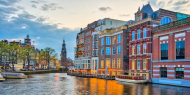 Amsterdam kanalları ile köprü ve tipik Hollanda evleri Netherl içinde
