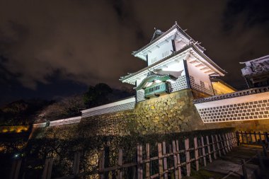Kanazawa, Japonya'da Kanazawa Castle geceleri.