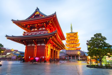 Geceleri Senso-ji Tapınağı: Tokyo, Japan