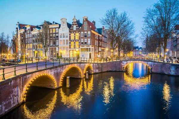 Canal d'Amsterdam avec pont et maisons typiquement hollandaises aux Pays-Bas — Photo