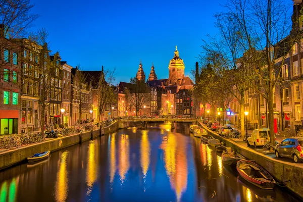 Canales de Ámsterdam con puente y casas holandesas típicas en Netherl —  Fotos de Stock