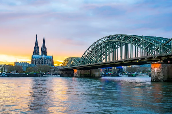 Sunset at the Cologne Cathedral with Hohenzollern Bridge in Colo — Stock Photo, Image