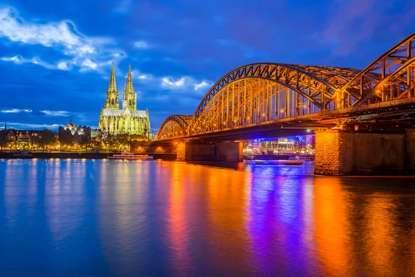 Noche en la Catedral de Colonia con el Puente Hohenzollern en Colog — Foto de Stock