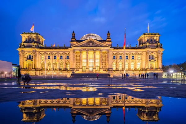 El edificio del Reichstag por la noche en Berlín, Alemania —  Fotos de Stock