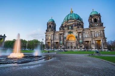 Alacakaranlık gökyüzü ile Berlin Katedrali, Berlin, Almanya