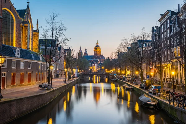 Amsterdam kanalları ile köprü ve tipik Hollanda evleri Netherl içinde