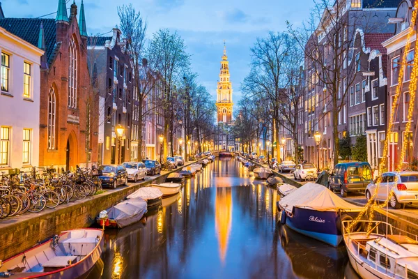 Κανάλια του Άμστερνταμ με γέφυρα και το τυπικό ολλανδικό σπίτια στην Ολλανδία — Φωτογραφία Αρχείου