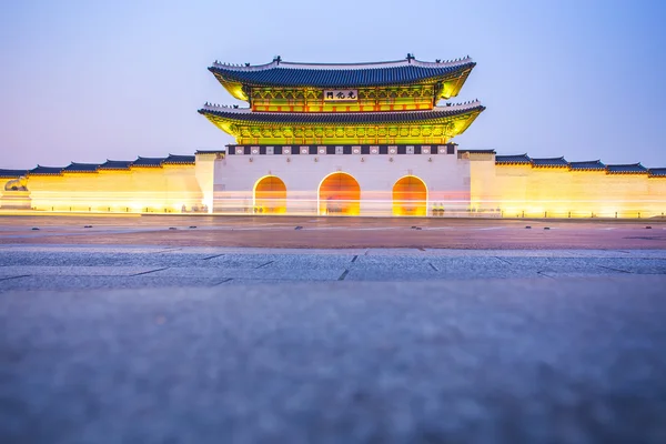 Noche en Gyeongbokgung Palace en Seúl, Corea del Sur — Foto de Stock