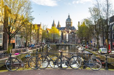 Amsterdam kanal manzaralı sabah