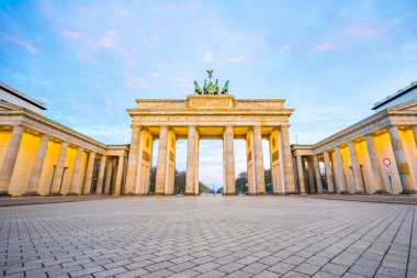 Brandenburg Kapısı, Berlin Almanya geceleri ile güzel gökyüzü