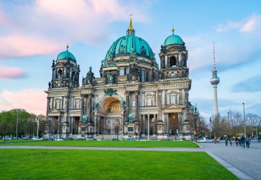 Alacakaranlık gökyüzü ile Berlin Katedrali, Berlin, Almanya