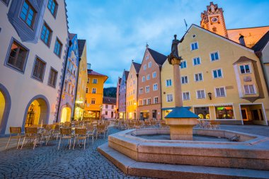 Geceleri Fussen kasabasında Bavyera, Almanya