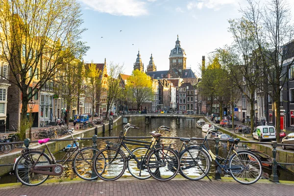 Amsterdam kanal manzaralı sabah