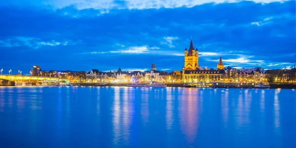 Paesaggio urbano di Colonia di notte in Germania — Foto Stock