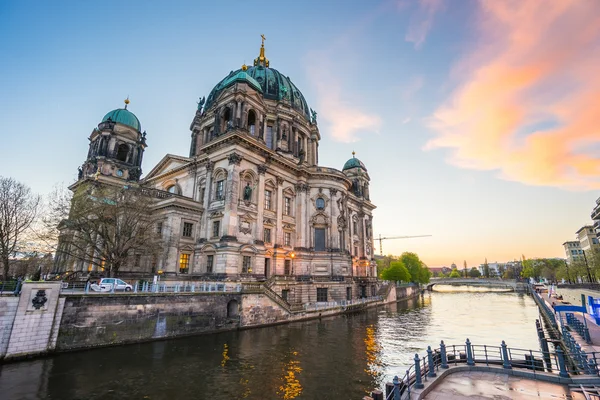 Západ slunce s berlínské katedrály v Berlíně, Německo — Stock fotografie