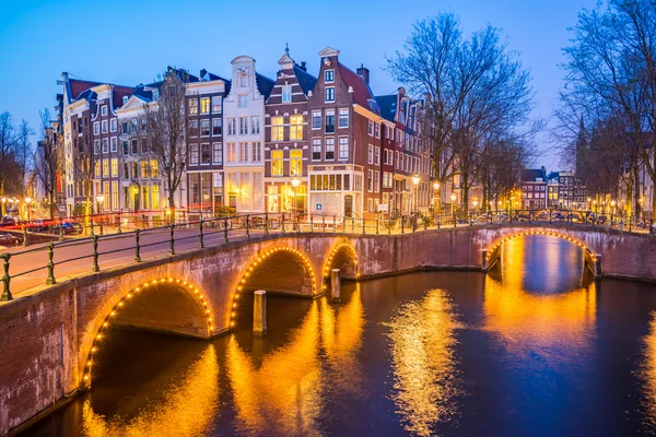 Canales de Ámsterdam con puente y casas holandesas típicas en Netherl — Foto de Stock