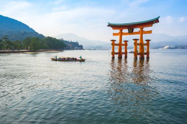 Torii kayan kapı Miyajima, Japonya