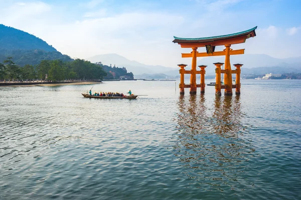 Il cancello galleggiante dei Torii a Miyajima, Giappone — Foto Stock