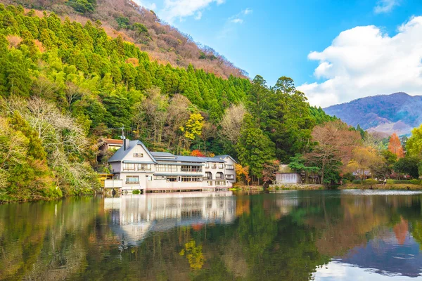 Otoño en el lago Kinrinko en Yufuin Town Oita, Japón — Foto de Stock