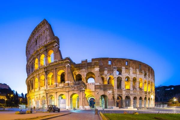 Coliseu à noite em Roma, Itália — Fotografia de Stock