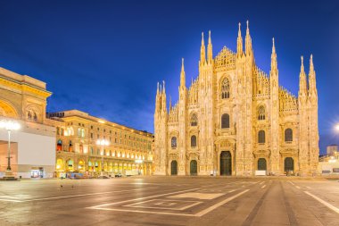 İtalya Milan Katedrali Duomo geceleri