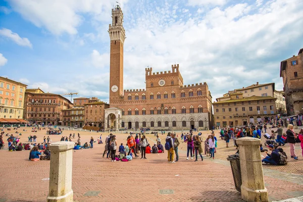 Kilátás nyílik a Piazza del Campo, a Mangia torony, Siena, Olaszország — Stock Fotó