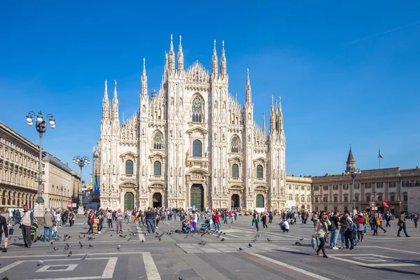 Klar himmel på Duomo of Milan Cathedral i Italien - Stock-foto