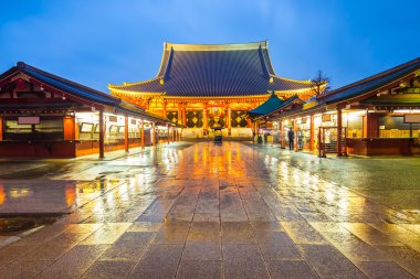 Geceleri Senso-ji Tapınağı: Tokyo, Japan