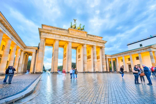 Porta di Brandeburgo di notte a Berlino, Germania — Foto Stock